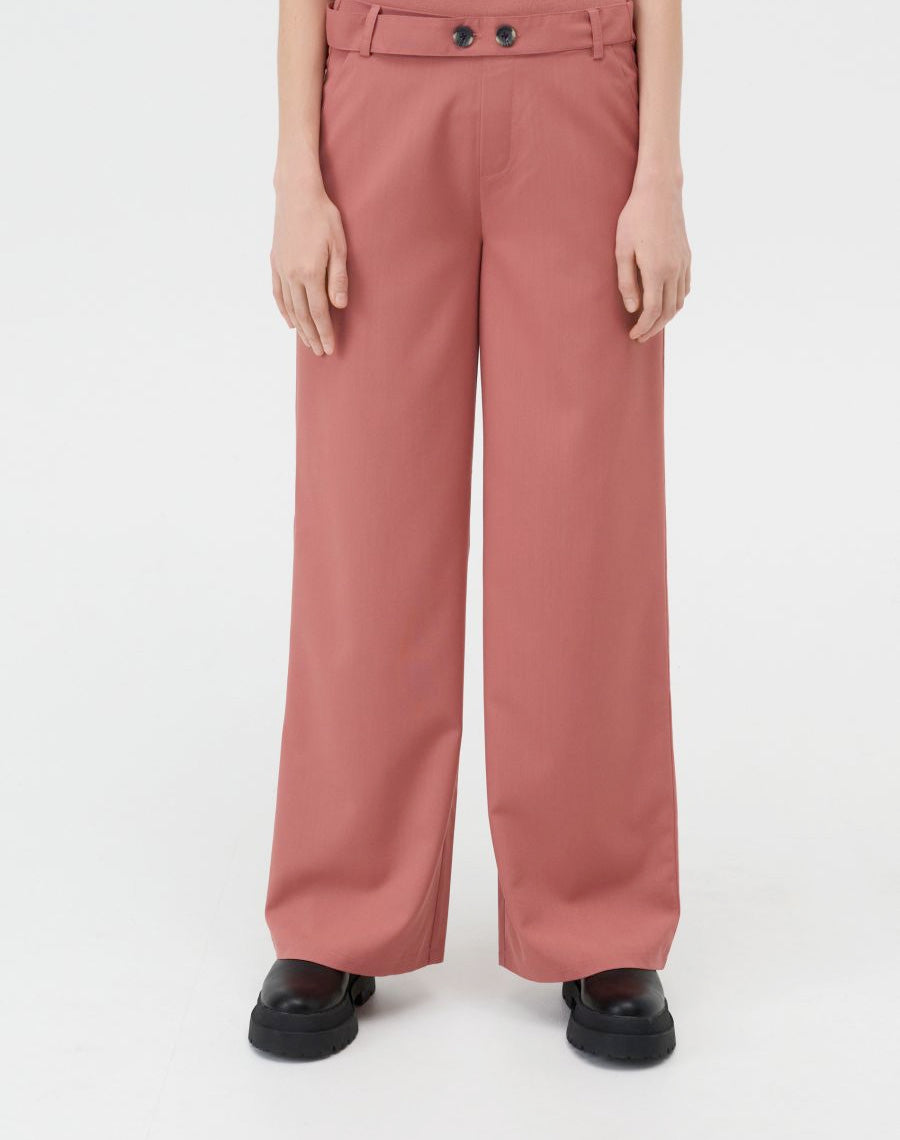 Loose fit trousers with belt